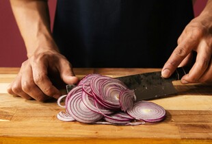 Як нарізати цибулю і не плакати — поради від шеф-кухаря