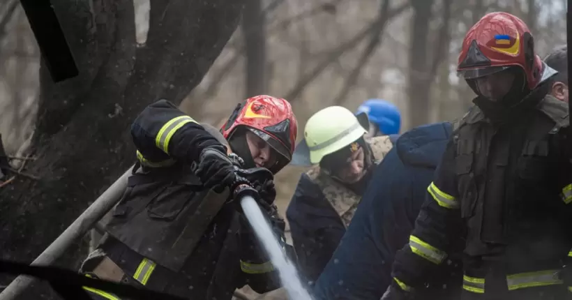 Рятувальники показали наслідки вранішньої ракетної атаки по Києву 