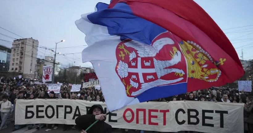 У Белграді десятки тисяч людей вийшли на протест: що вимагають