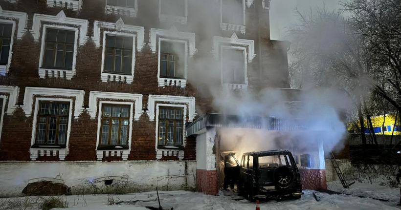 У місті Гусь-Хрустальний чоловік в’їхав у будинок військкомату, після чого підпалив автомобіль