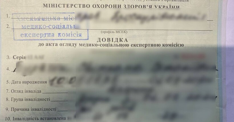 Перестрахувалися двічі: водійка спробувала дати прикордоннику хабар, щоб пасажир з фальшивими документами перетнув кордон