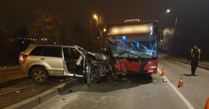 У Харкові легковик влетів у автобус: постраждали шість осіб