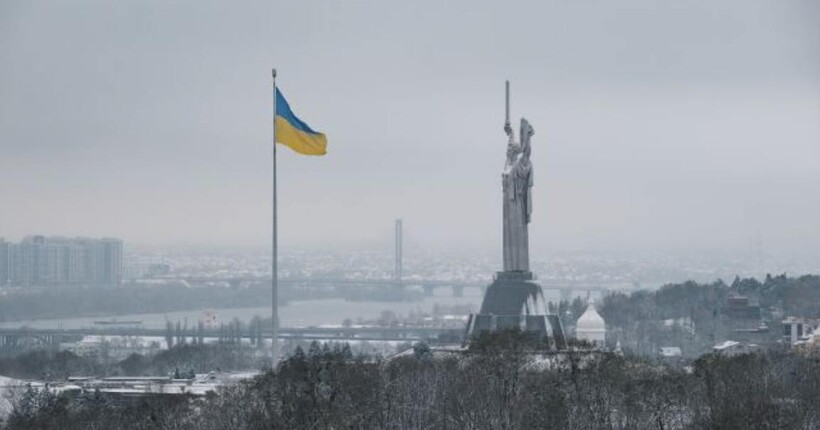 У Києві зняли найбільший прапор країни