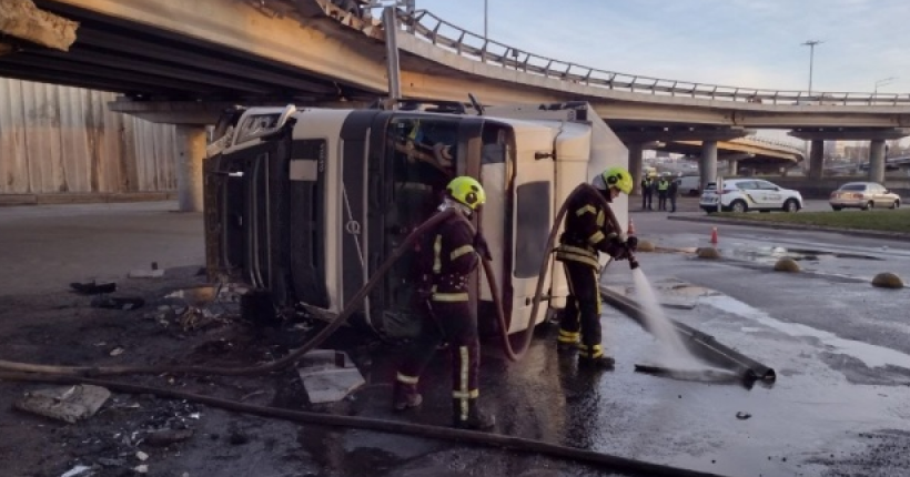 У Києві з Південного мосту впала вантажівка