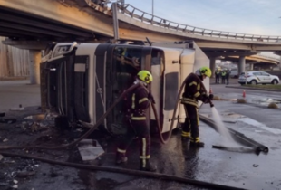 У Києві з Південного мосту впала вантажівка