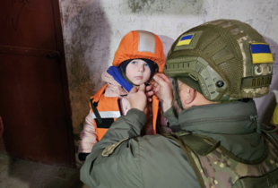Правоохоронці евакуювали з Костянтинівки сім’ю з двома дітьми (фото)