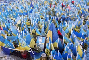 На Майдані Незалежності чоловік намагався спалити меморіал загиблим військовим