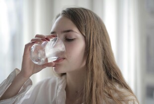 Коли насправді правильно пити воду — до чи після їжі