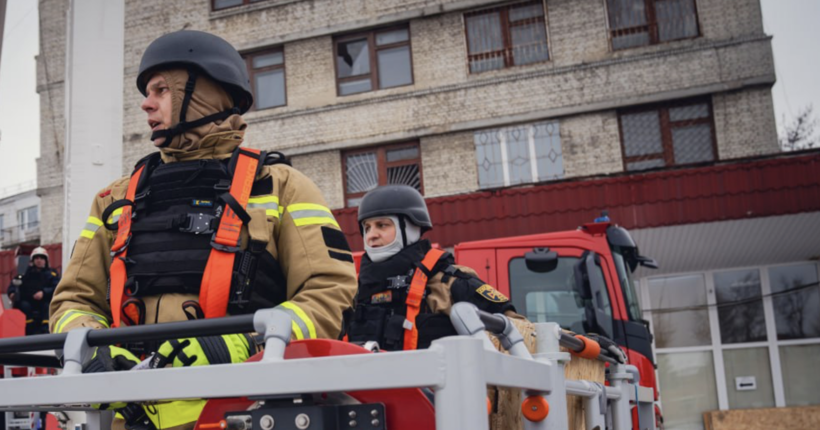 У Сумах надзвичайники ліквідували наслідки ворожої атаки 