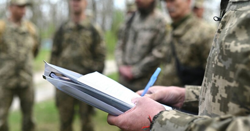 У Дніпропетровському ТЦК відрегували на конфлікт між правоохоронцями та чоловіком на вокзалі