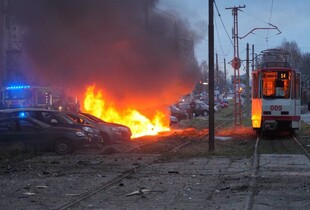 Парамедики поліції врятувати п’ять людей на місці удару рф у Запоріжжі - МВС