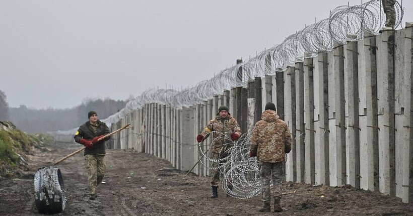 Білорусь продовжує тримати своїх військових на кордоні з Україною – Демченко