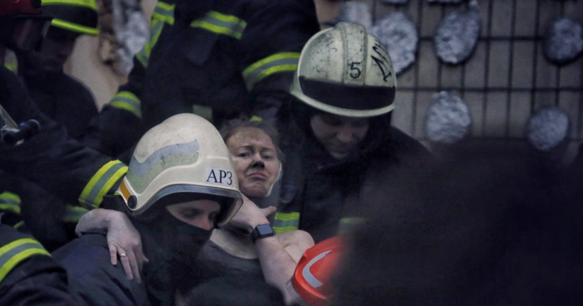 Ракетний удар по Дніпру: рятувальники дістали з-під завалів живу жінку