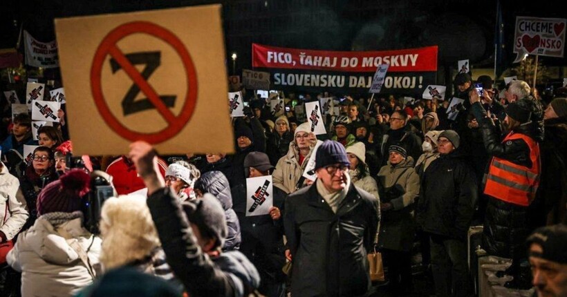 Словаччина на боці України: тисячі словаків вийшли на протест проти Фіцо