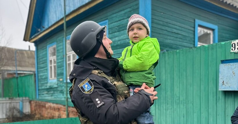 Правоохоронці Сумщини евакуювали родину з прикордонної зони