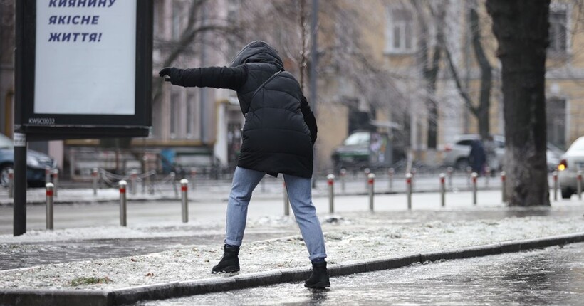 Прогноз погоди на 12 січня: хмарно, сніг, ожеледиця та небезпечні умови на дорогах