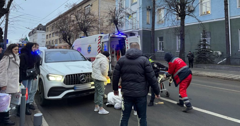 У Вінниці водій Mercedes травмував двох студенток на пішохідному переході