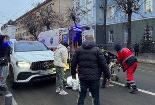 У Вінниці водій Mercedes травмував двох студенток на пішохідному переході