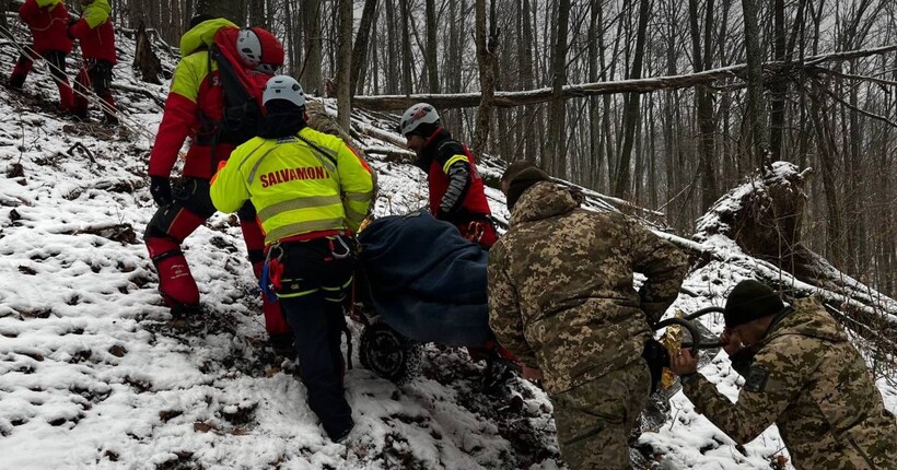 На кордоні з Румунією врятували чоловіка, який впав у прірву під час нелегального перетину кордону