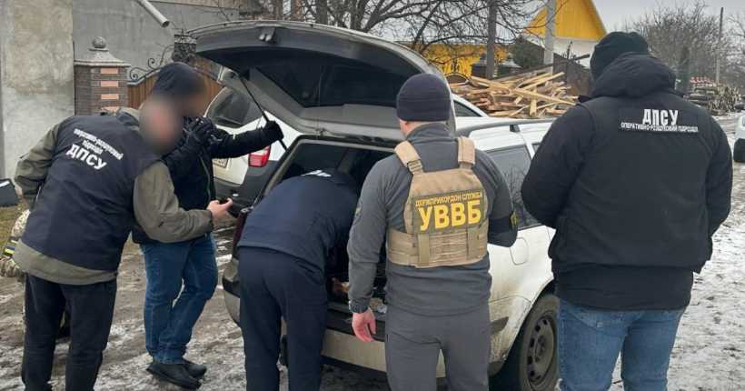 Прикордонник намагався незаконно вивезти чоловіка призовно віку за кордон