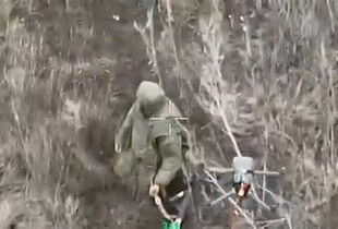 Оточили безпілотниками і змусили здатись: аеророзвідники показали взяття в полон окупанта (відео)