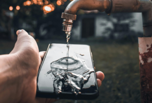 Як врятувати смартфон від води: поради для екстрених ситуацій