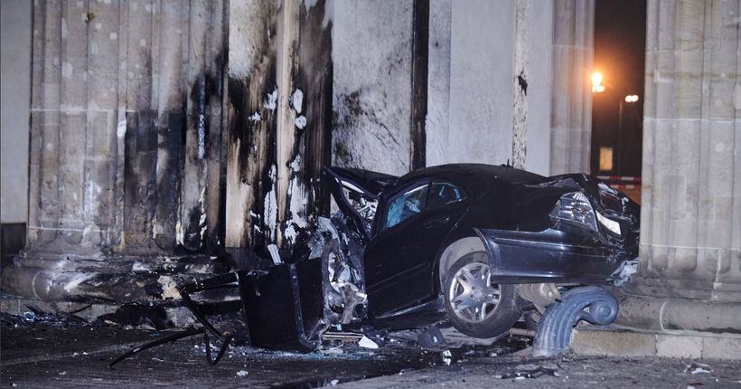 У Берліні автомобіль врізався у Бранденбурзькі ворота: водій загинув на місці 