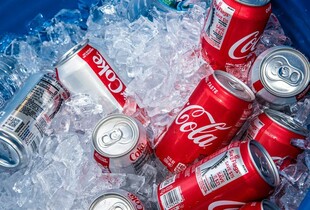 Coca-Cola відкликала напої через хлорат в пляшках: як він впливає на здоров’я