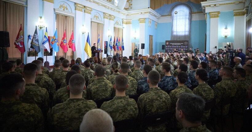 Викладачі військових ліцеїв та ВНЗ повинні бути на фронті - Зеленський