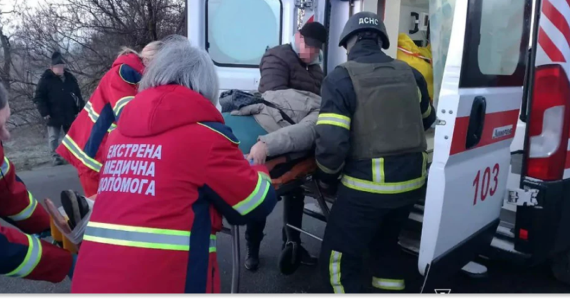 На Дніпропетровщині автобус із пасажирами врізався у дерево: постраждали 14 людей