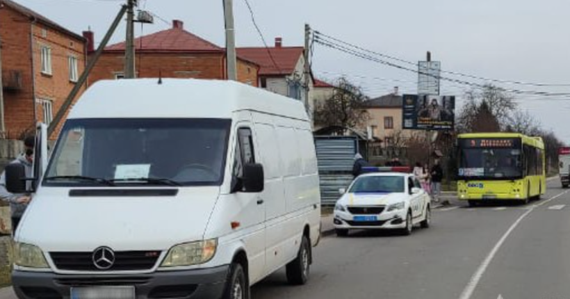 У Львівському районі мікроавтобус збив 10-річного хлопчика: дитину госпіталізували