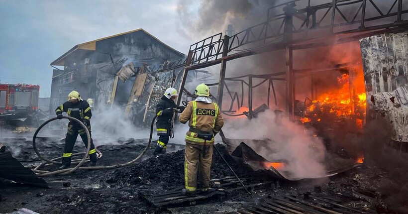 На Київщині горить центр управління відходами: рятувальники продовжують ліквідацію пожежі