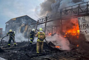 На Київщині горить центр управління відходами: рятувальники продовжують ліквідацію пожежі