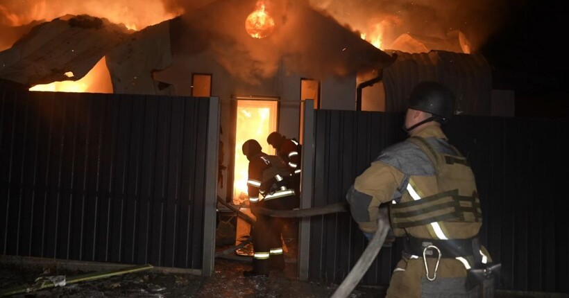 У Сумах ворожий дрон влетів у приватний будинок: фото наслідків