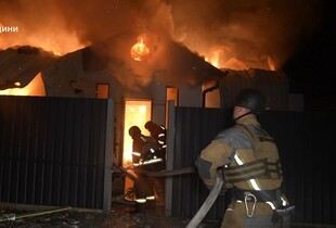 У Сумах ворожий дрон влетів у приватний будинок: фото наслідків