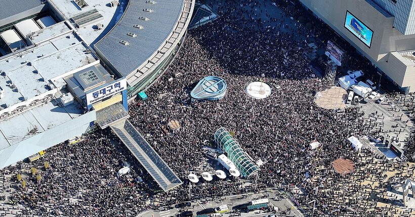 У Південній Кореї почались масштабні мітинги: 3 млн осіб доєднались до акції