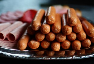 Як правильно вибрати якісні сосиски та сардельки: корисні поради