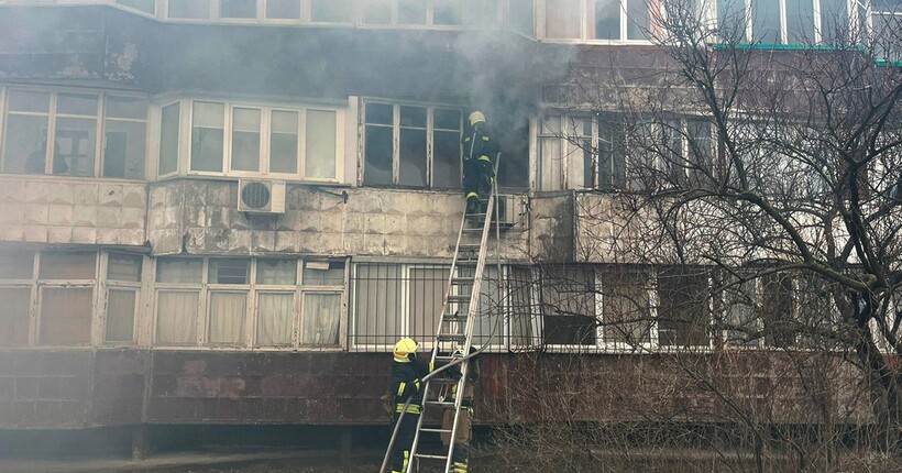 У Дніпрі рятувальники витягли чоловіка з палаючої квартири