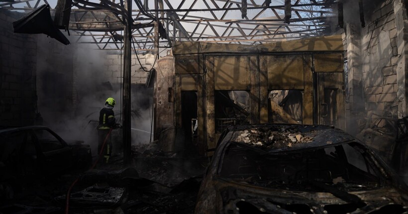 У Києві ліквідовано пожежу на станції технічного обслуговування (фото)