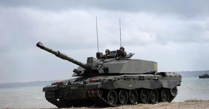 Британія оголосила про передачу Україні 14 танків Challenger 2 та 30 самохідних гармат AS90: що вміє ця техніка