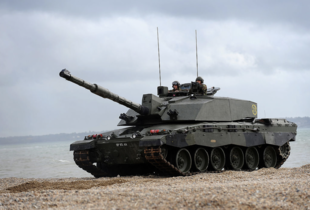 Британія оголосила про передачу Україні 14 танків Challenger 2 та 30 самохідних гармат AS90: що вміє ця техніка