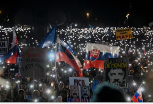 Масові протести у Словаччині: тисячі людей вимагають відставки прем'єра Фіцо