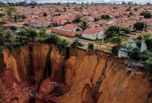 В Бразилії в землі утворились гігантські провалля (фото)