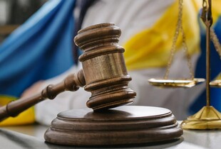 Катували людей на окупованій Херсонщині: до суду передали справу 25 колаборантів та їхнього куратора з рф