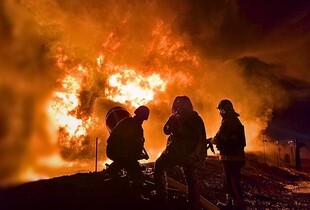 У Київській області уламки збитих дронів спричинили пожежу на промисловому об'єкті (фото)