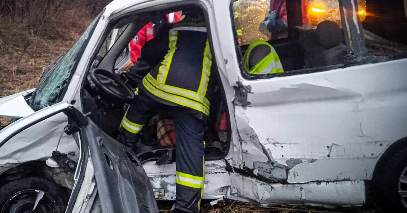 На Львівщини рятувальники звільнили двох людей із понівеченого авто після ДТП