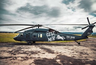 Чеські волонтери зібрали гроші на гелікоптер Black Hawk для України