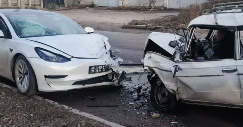 У Кам’янському сталася ДТП за участі Tesla: що відомо