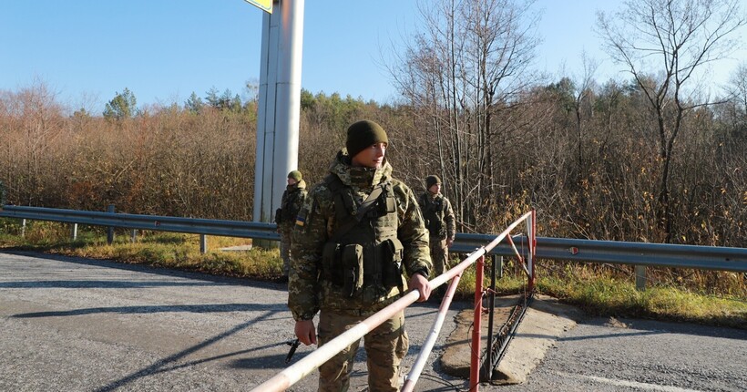 Кабмін врегулював правила виїзду митців і медівників за кордон: подробиці