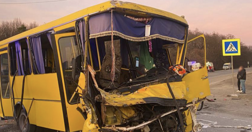 На Львівщині сталася ДТП за участю автобуса та вантажівки, є жертва